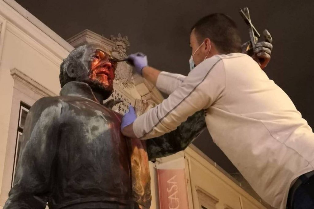 A destruição das nações através do vandalismo